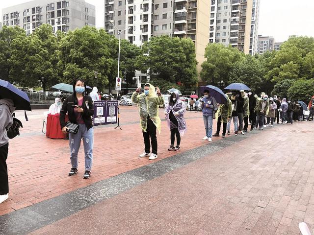武漢舉辦首場現(xiàn)場招聘會(huì) 七個(gè)分會(huì)場七千多